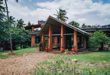 Tourism Solar - a brick house with potted plants in front of it