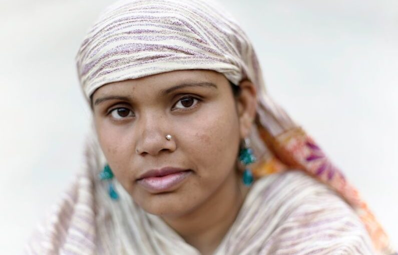 Leader Solar - women's white and purple striped headscarf